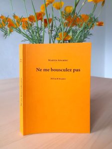 photo du Livre « Ne me bousculez pas : 2024 au fil des jours » devant un bouquet de fleurs