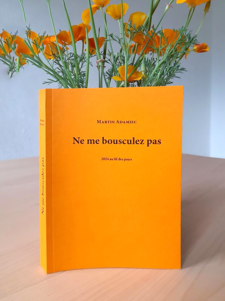 photo du Livre « Ne me bousculez pas : 2024 au fil des jours » devant un bouquet de fleurs