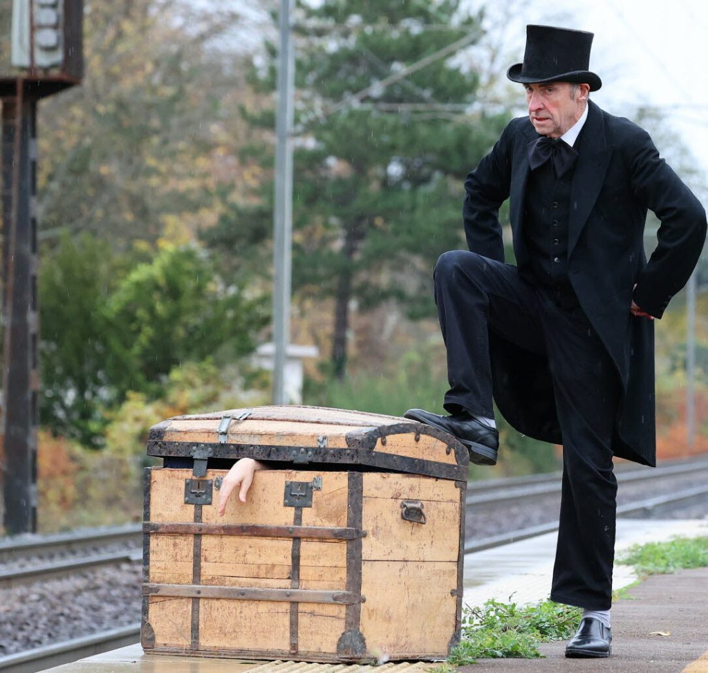 Qui a bien pu expédier la malle sanglante de Dornach en ce jour de juin 1843 ? Jean-Marc Lalevée (en costume) mène l'enquête. (©Photo : Vanessa Meyer)